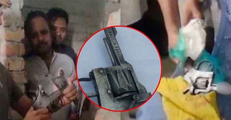 আশুলিয়ায় মাদরাসা থেকে ‘মেইড ইন পাকিস্তান’ লেখা রিভলবার উদ্ধার